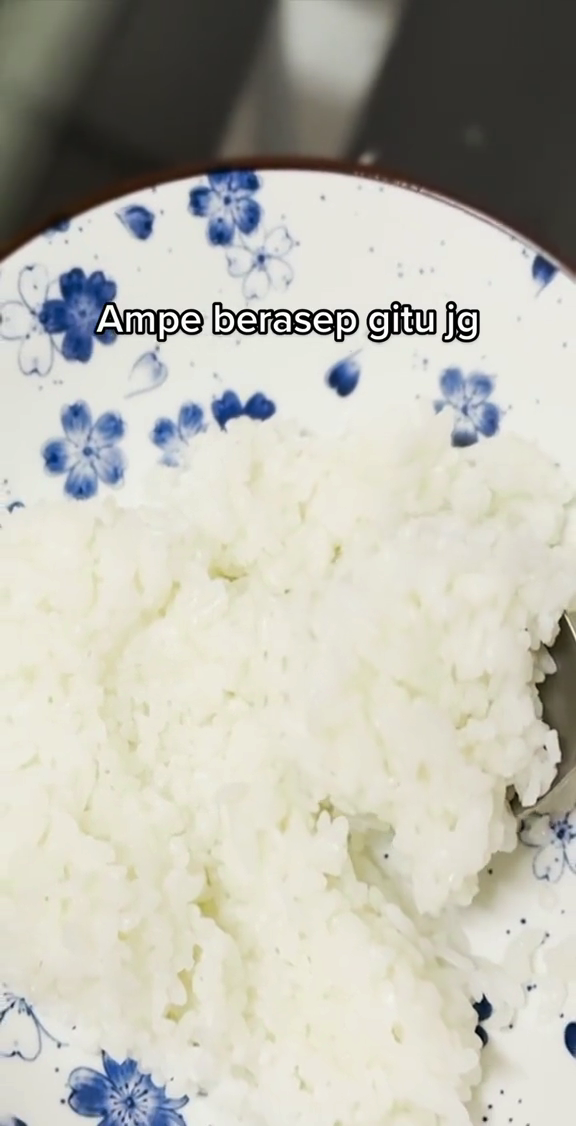 Tanpa dikukus atau ditanak lagi, ini cara memanaskan nasi beku dari freezer cuma pakai 1 bahan makanan