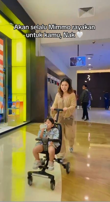 kiky saputri dan putri angkat © TikTok kiky saputri dan putri angkat © TikTok