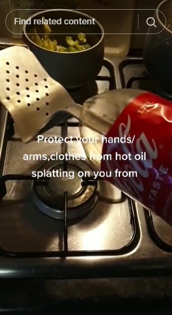 Aksi pria sulap sutil agar tangan tak kena letupan minyak ini keren, dimodifikasi pakai 1 ampas dapur