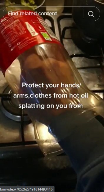 Aksi pria sulap sutil agar tangan tak kena letupan minyak ini keren, dimodifikasi pakai 1 ampas dapur