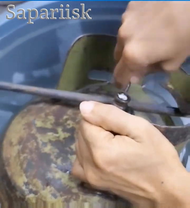 Bukan ditambal plastik, ini cara atasi tabung gas mendesis dan mengeluarkan bau pakai 1 alat sederhana