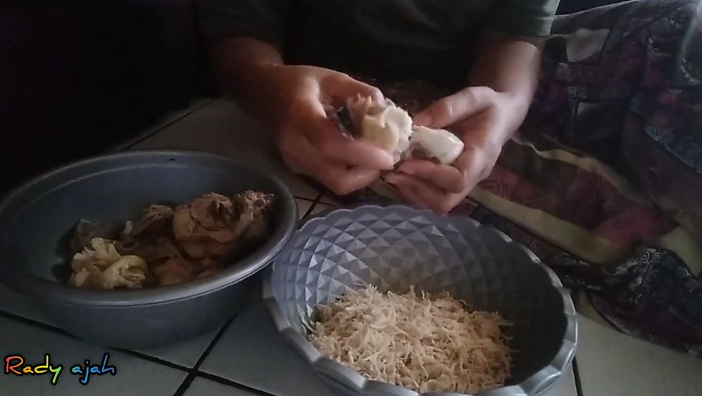 Bukan pakai mixer, ini trik cepat suwir daging ayam agar hemat tenaga pakai 1 alat sederhana