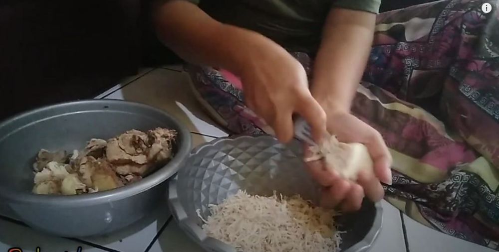 Bukan pakai mixer, ini trik cepat suwir daging ayam agar hemat tenaga pakai 1 alat sederhana