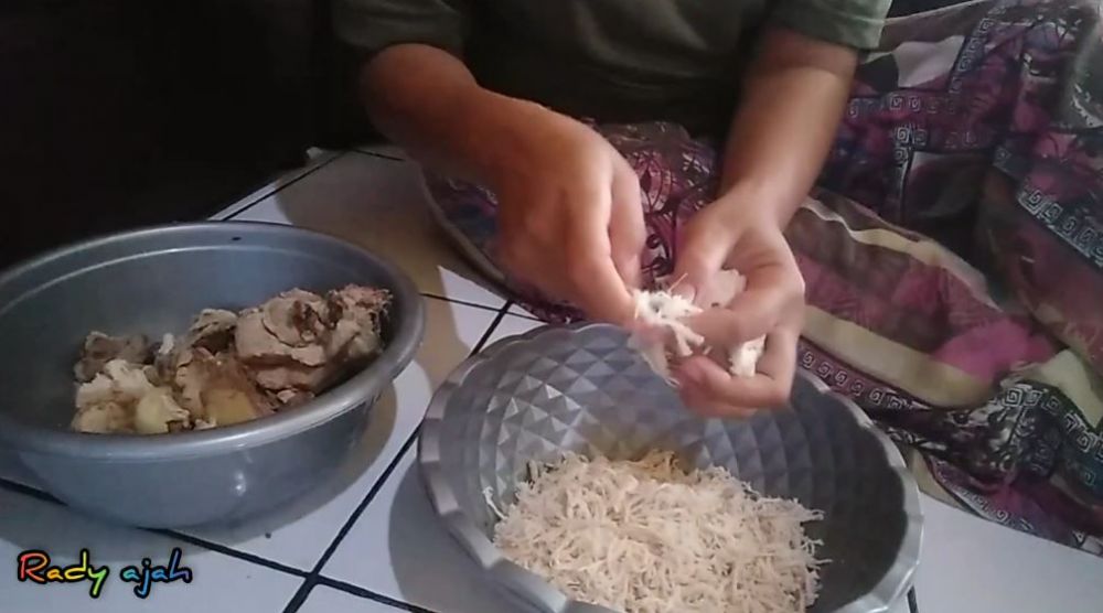 Bukan pakai mixer, ini trik cepat suwir daging ayam agar hemat tenaga pakai 1 alat sederhana
