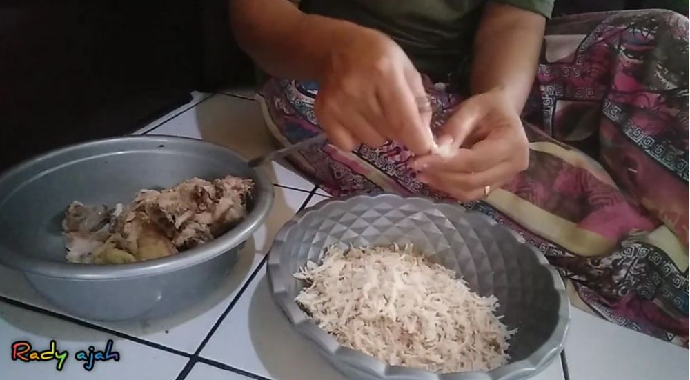 Bukan pakai mixer, ini trik cepat suwir daging ayam agar hemat tenaga pakai 1 alat sederhana
