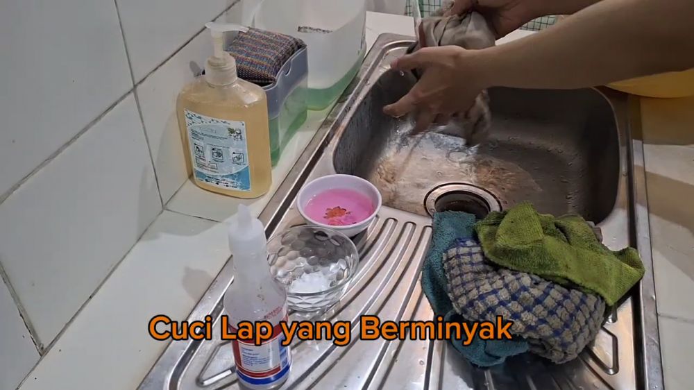 Tanpa disikat, ini trik mencuci lap dapur berminyak agar bersih dan kesat cukup tambah 2 bahan dapur