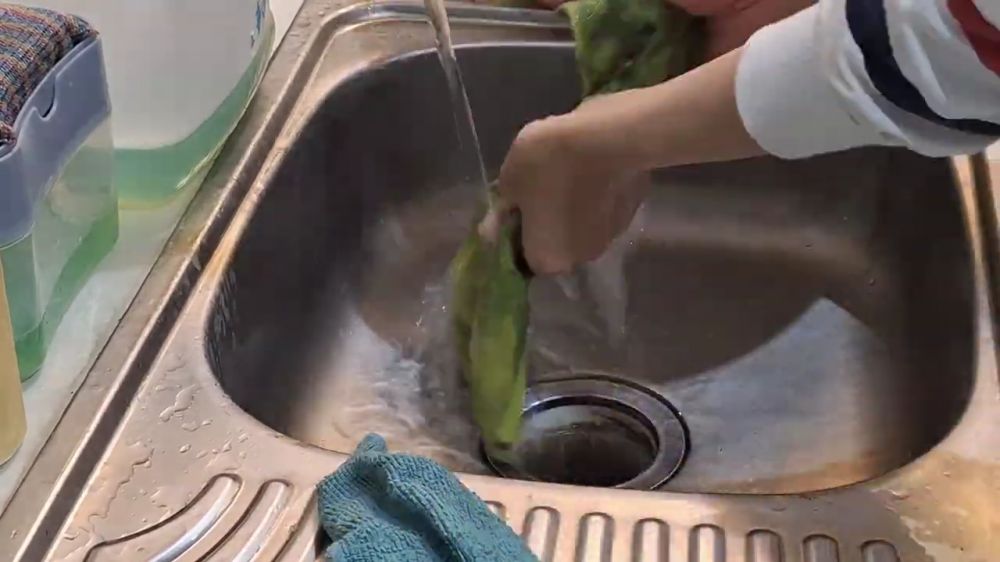 Tanpa disikat, ini trik mencuci lap dapur berminyak agar bersih dan kesat cukup tambah 2 bahan dapur