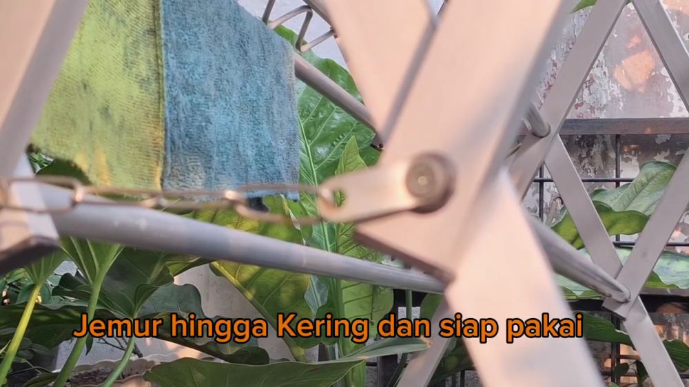 Tanpa disikat, ini trik mencuci lap dapur berminyak agar bersih dan kesat cukup tambah 2 bahan dapur