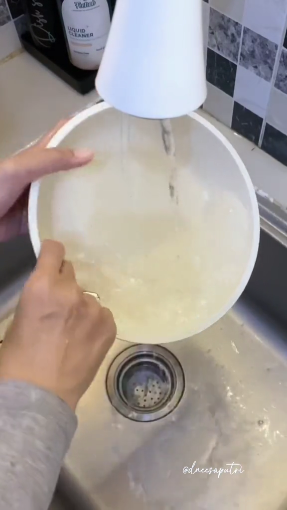 Jangan langsung dicuci pakai sabun, ini cara mudah bersihkan noda lemak di teflon pakai 1 bahan dapur