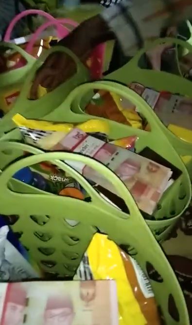 Heboh penampakan isi besek 'sultan' Maulid Nabi TikTok Heboh penampakan isi besek 'sultan' Maulid Nabi TikTok