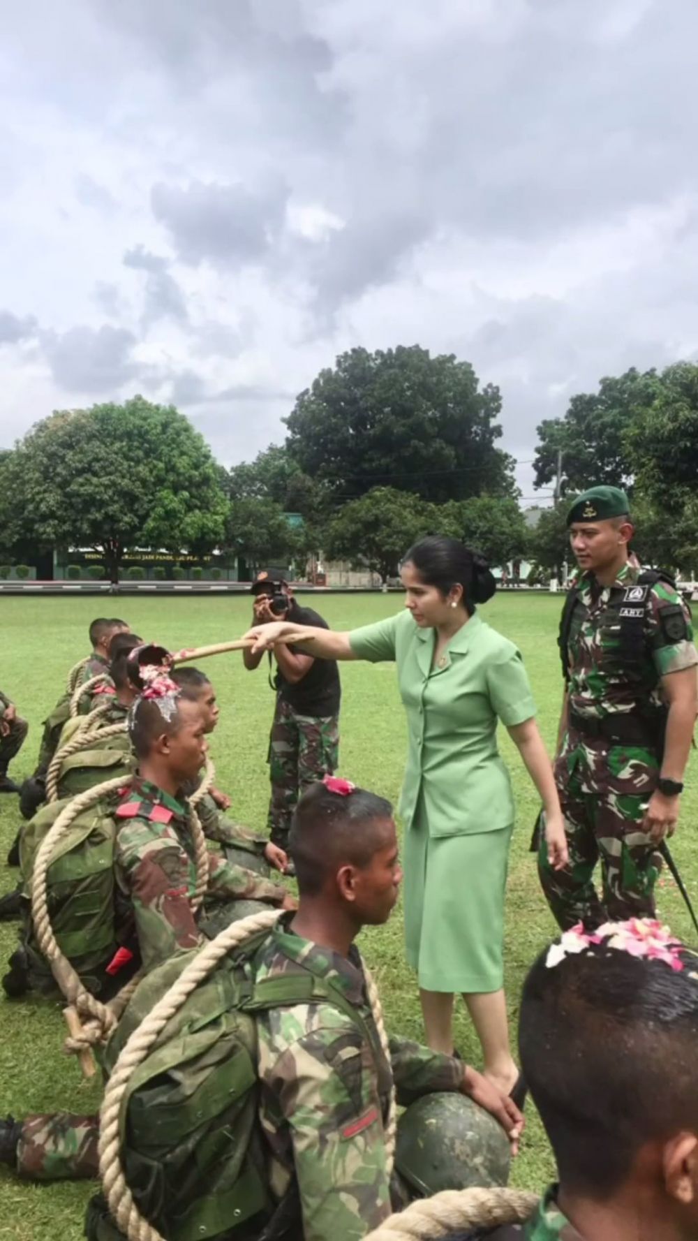 Potret Annisa Pohan kenakan baju persit © 2023 brilio.net