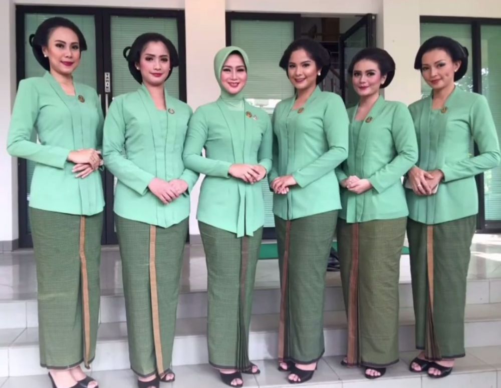 Potret Annisa Pohan kenakan baju persit © 2023 brilio.net