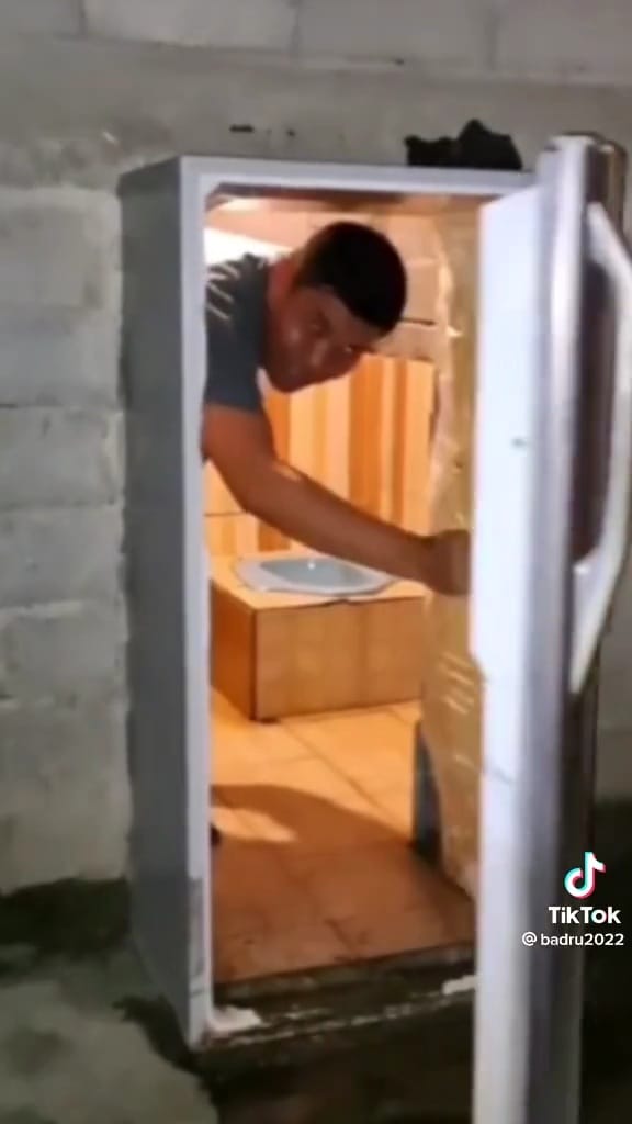 Desain pintu toilet dari kulkas bekas © TikTok Desain pintu toilet dari kulkas bekas © TikTok