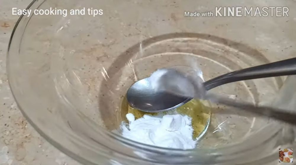 Cukup tambah 2 bahan dapur, begini cara ampuh bersihkan noda minyak di lemari dapur berbahan kayu