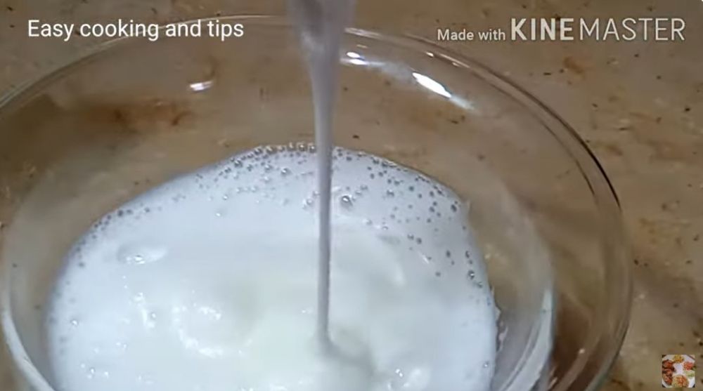 Cukup tambah 2 bahan dapur, begini cara ampuh bersihkan noda minyak di lemari dapur berbahan kayu