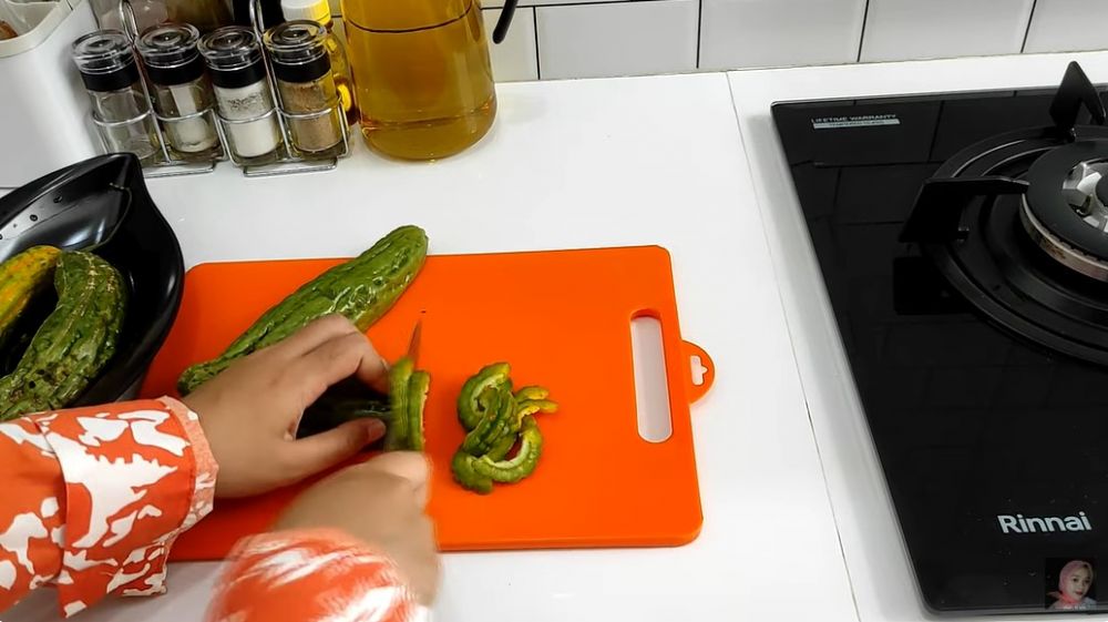 Tanpa diremas garam, begini trik mengurangi rasa pahit pare agar tetap hijau dan vitaminnya utuh