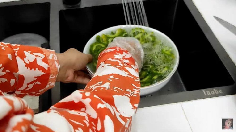 Tanpa diremas garam, begini trik mengurangi rasa pahit pare agar tetap hijau dan vitaminnya utuh