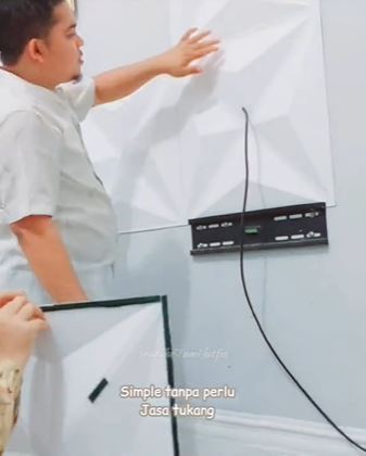 potret makeover ruang tamu tanpa sofa cuma pakai wall moulding © 2023 brilio.net