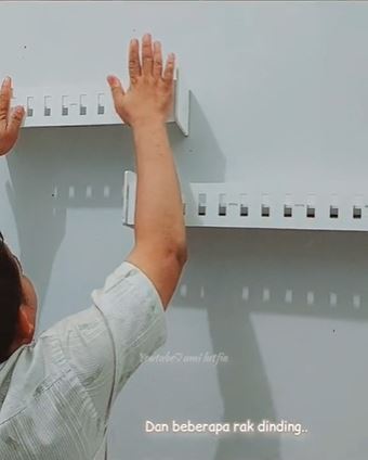 potret makeover ruang tamu tanpa sofa cuma pakai wall moulding © 2023 brilio.net