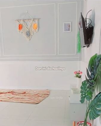 potret makeover ruang tamu tanpa sofa cuma pakai wall moulding © 2023 brilio.net