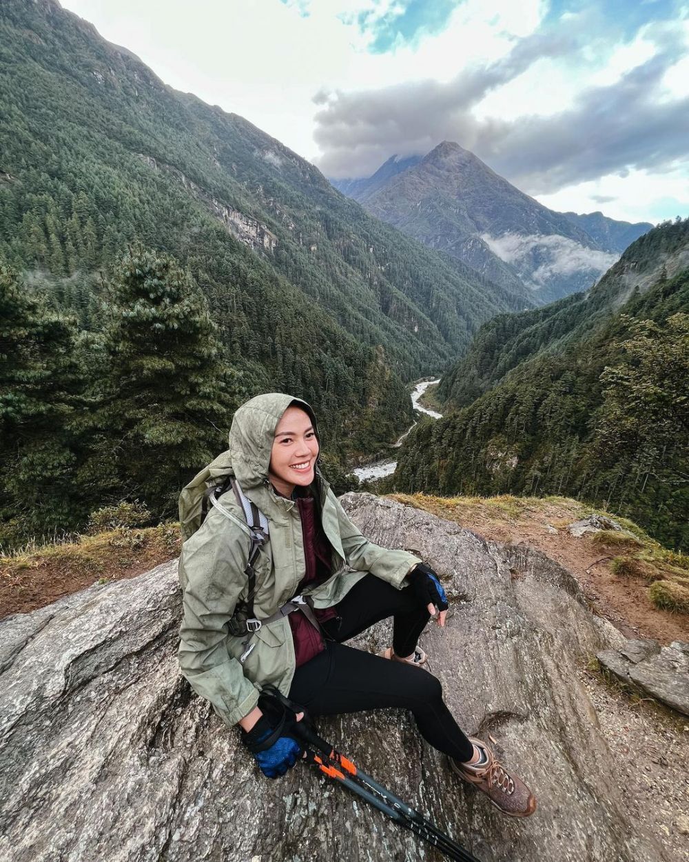 potret Della Dartyan mendaki gunung Lobuche East Peak © 2023 brilio.net