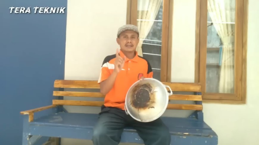 Cuma modal Rp2.000-an, ini cara sederhana bersihkan noda gosong di wajan pakai 1 bahan dapur