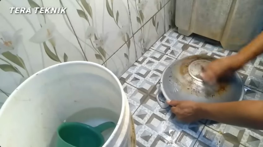 Cuma modal Rp2.000-an, ini cara sederhana bersihkan noda gosong di wajan pakai 1 bahan dapur