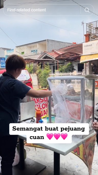 Sidik Eduard jualan cilok © TikTok Sidik Eduard jualan cilok © TikTok