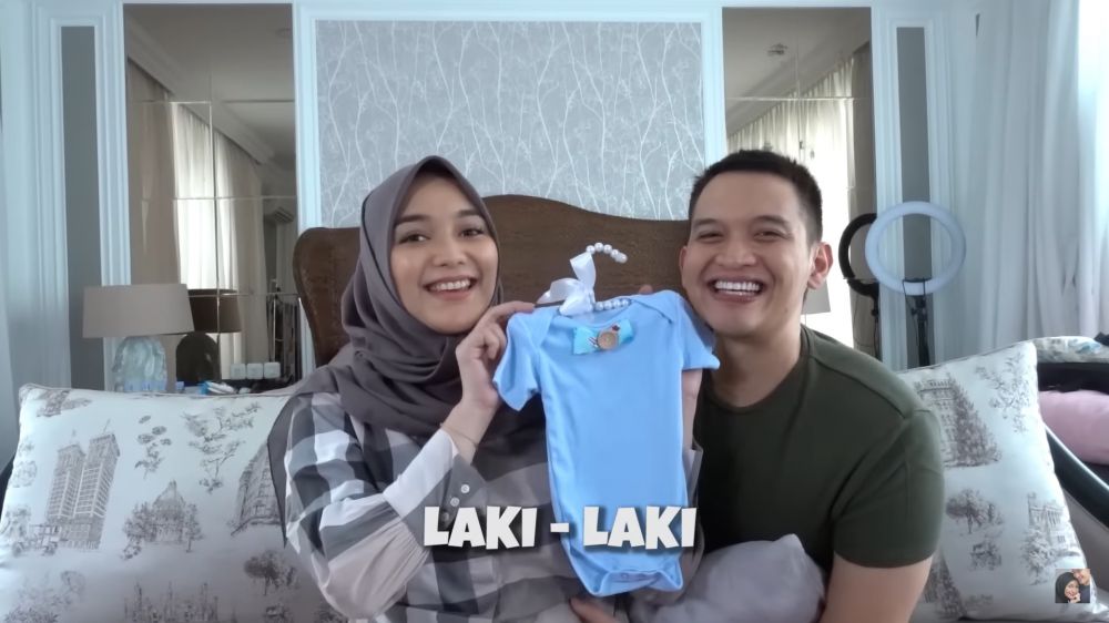 beda penampilan pesinetron di momen gender reveal anak pertama © berbagai sumber beda penampilan pesinetron di momen gender reveal anak pertama © berbagai sumber