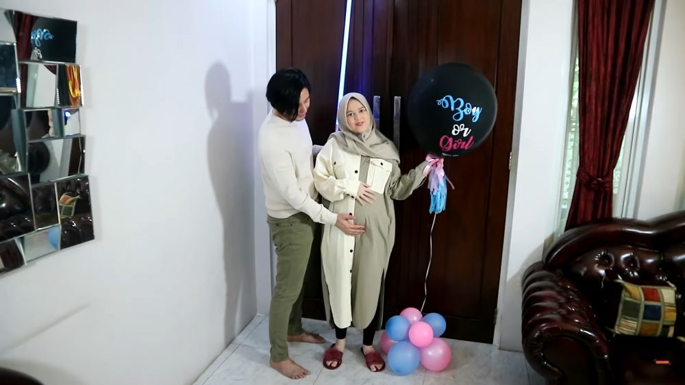 beda penampilan pesinetron di momen gender reveal anak pertama © berbagai sumber beda penampilan pesinetron di momen gender reveal anak pertama © berbagai sumber