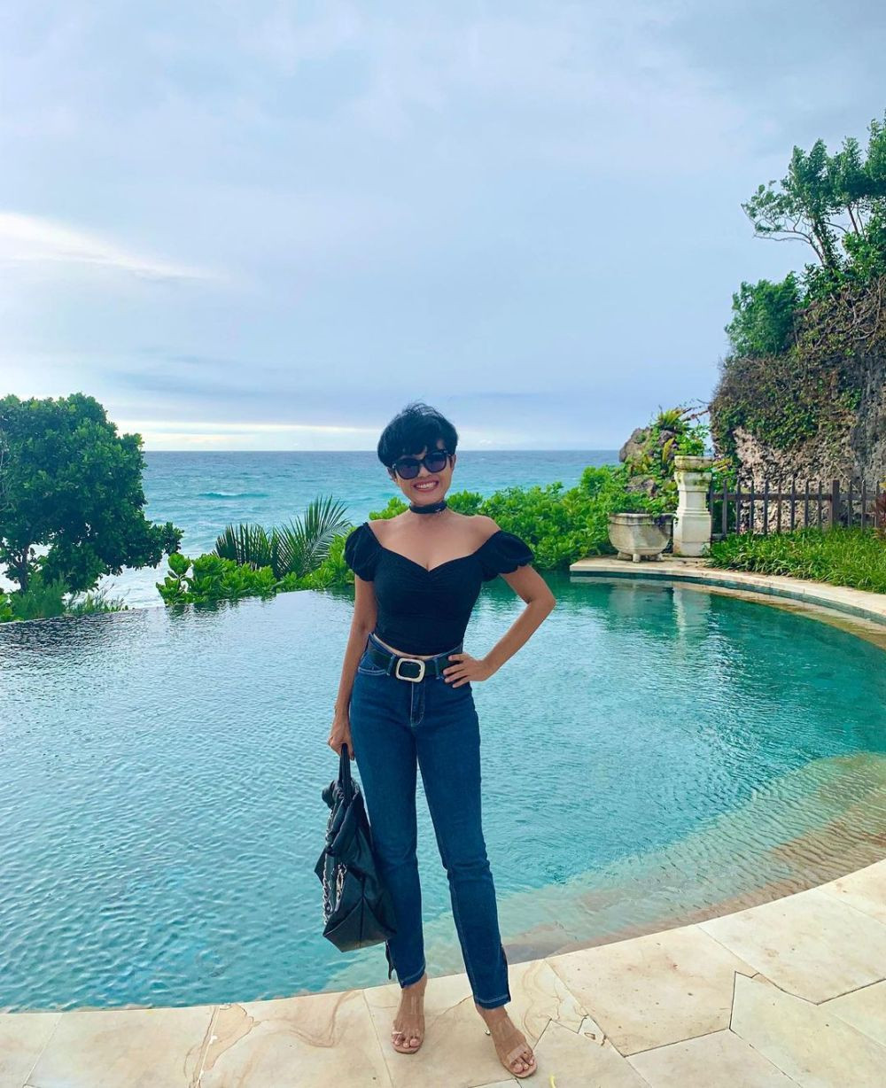 ibunda Cinta Laura nggak kalah modis dari anak © Instagram