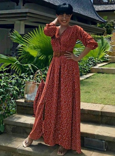 ibunda Cinta Laura nggak kalah modis dari anak © Instagram