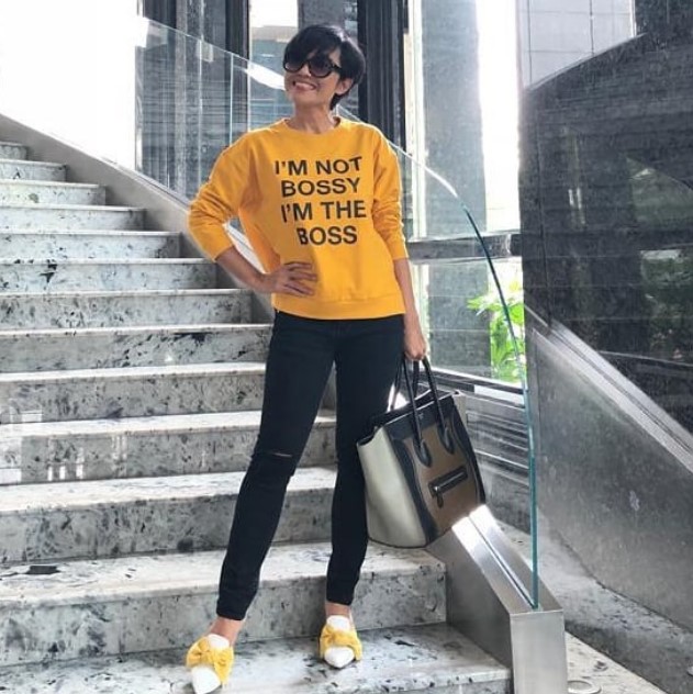 ibunda Cinta Laura nggak kalah modis dari anak © Instagram