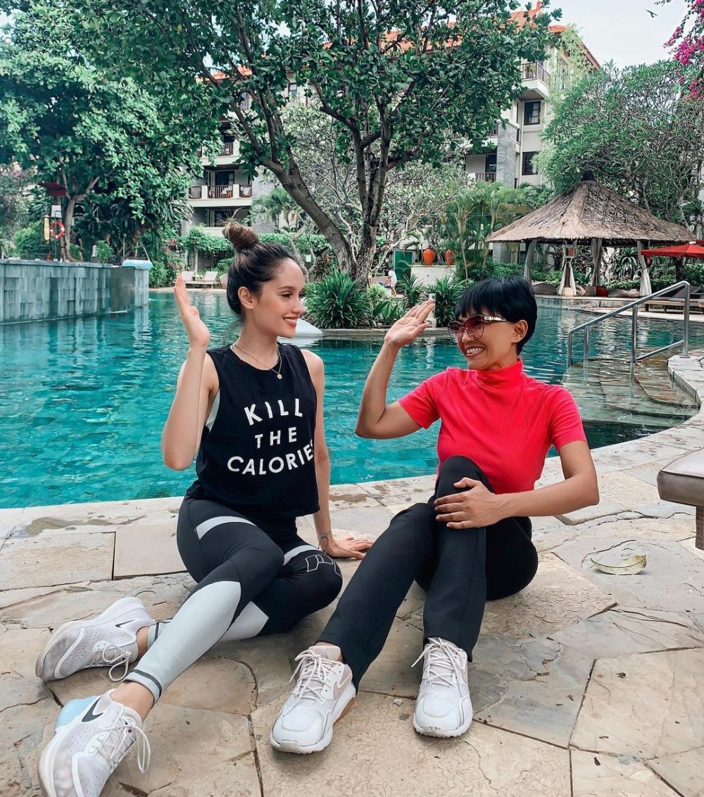 ibunda Cinta Laura nggak kalah modis dari anak © Instagram