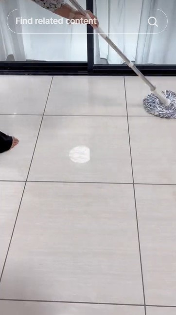 Tanpa cuka atau garam, ini trik mengepel lantai agar kinclong dan tak jadi licin pakai 1 bahan dapur