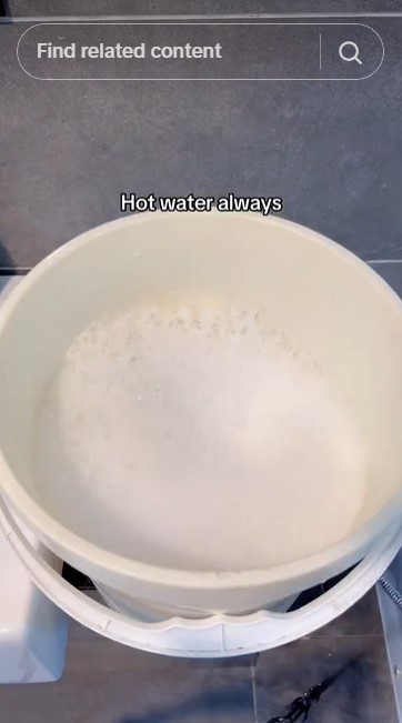 Tanpa cuka atau garam, ini trik mengepel lantai agar kinclong dan tak jadi licin pakai 1 bahan dapur