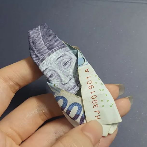 11 Potret kocak kreativitas orang pakai uang kertas, dari origami sampai rangkai kata