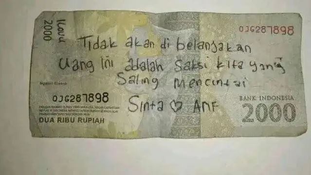 Potret kocak kreativitas orang pakai uang kertas Berbagai sumber Potret kocak kreativitas orang pakai uang kertas Berbagai sumber