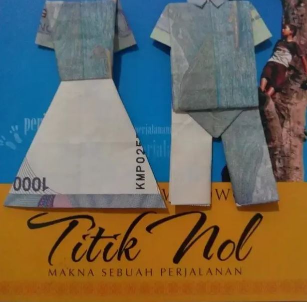 Potret kocak kreativitas orang pakai uang kertas Berbagai sumber Potret kocak kreativitas orang pakai uang kertas Berbagai sumber