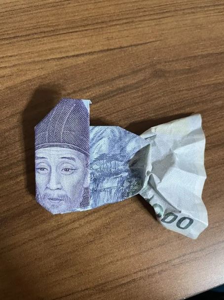 Potret kocak kreativitas orang pakai uang kertas Berbagai sumber