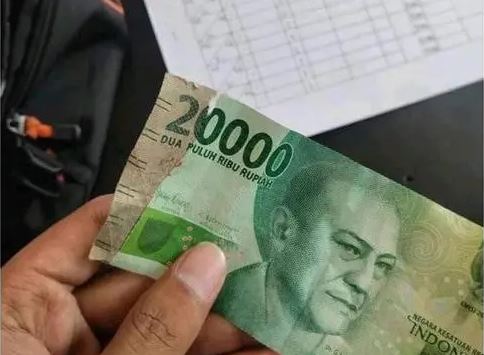 Potret kocak kreativitas orang pakai uang kertas Berbagai sumber