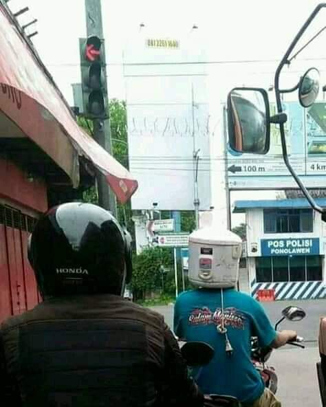 Potret kocak orang pakai helm rice cooker Berbagai sumber