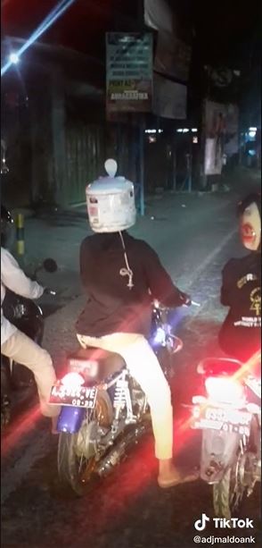 Potret kocak orang pakai helm rice cooker Berbagai sumber