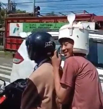Potret kocak orang pakai helm rice cooker Berbagai sumber