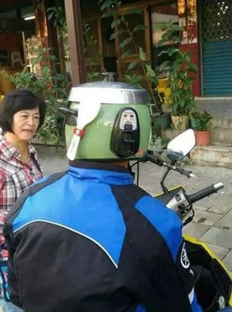 11 Potret kocak orang pakai helm rice cooker ini jadi tontonan pengguna jalan, nyentrik abis