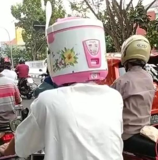Potret kocak orang pakai helm rice cooker Berbagai sumber