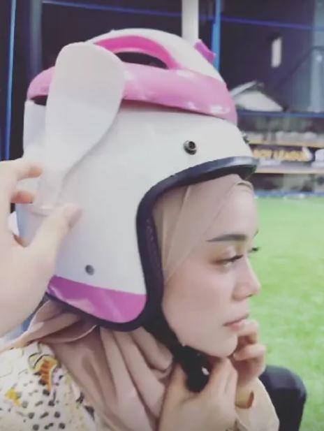 Potret kocak orang pakai helm rice cooker Berbagai sumber