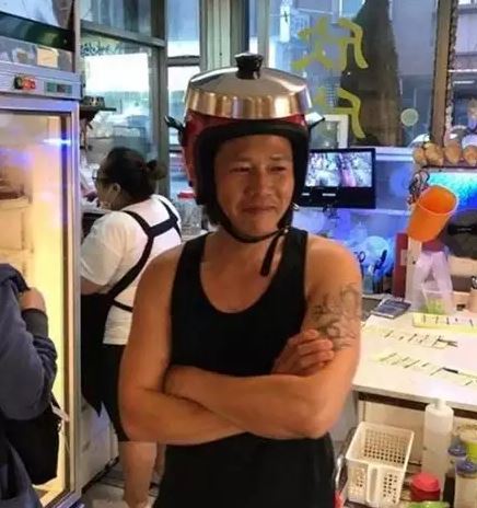 Potret kocak orang pakai helm rice cooker Berbagai sumber