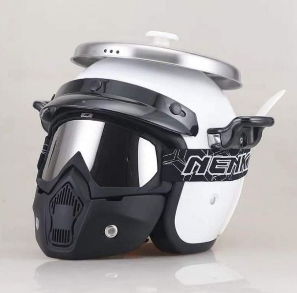 Potret kocak orang pakai helm rice cooker Berbagai sumber