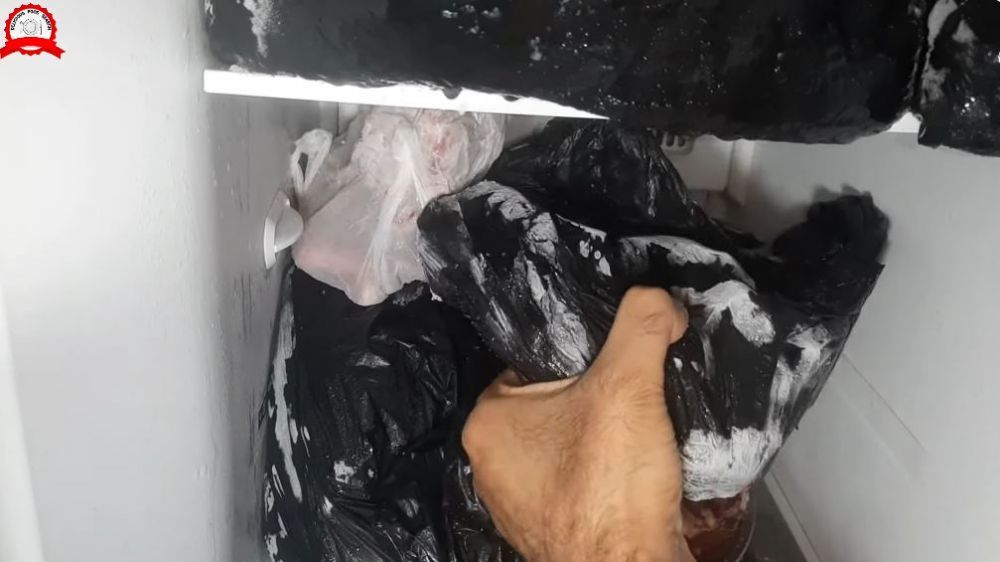 Tak perlu dicongkel, ini trik cepat mengeluarkan daging beku dari freezer dalam 5 menit